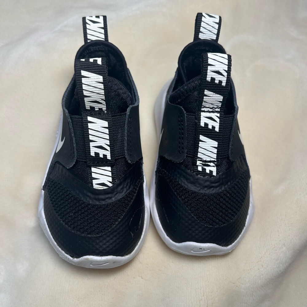 BABY Nike Flexrunner Black and White Slip-On Sneakers Size 4C